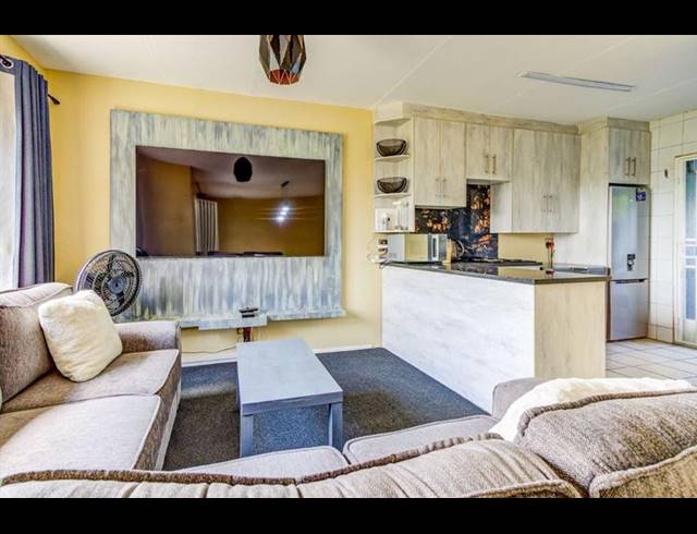 2 BEDROOM TOWNHOUSE FOR SALE IN FREEWAY PARK